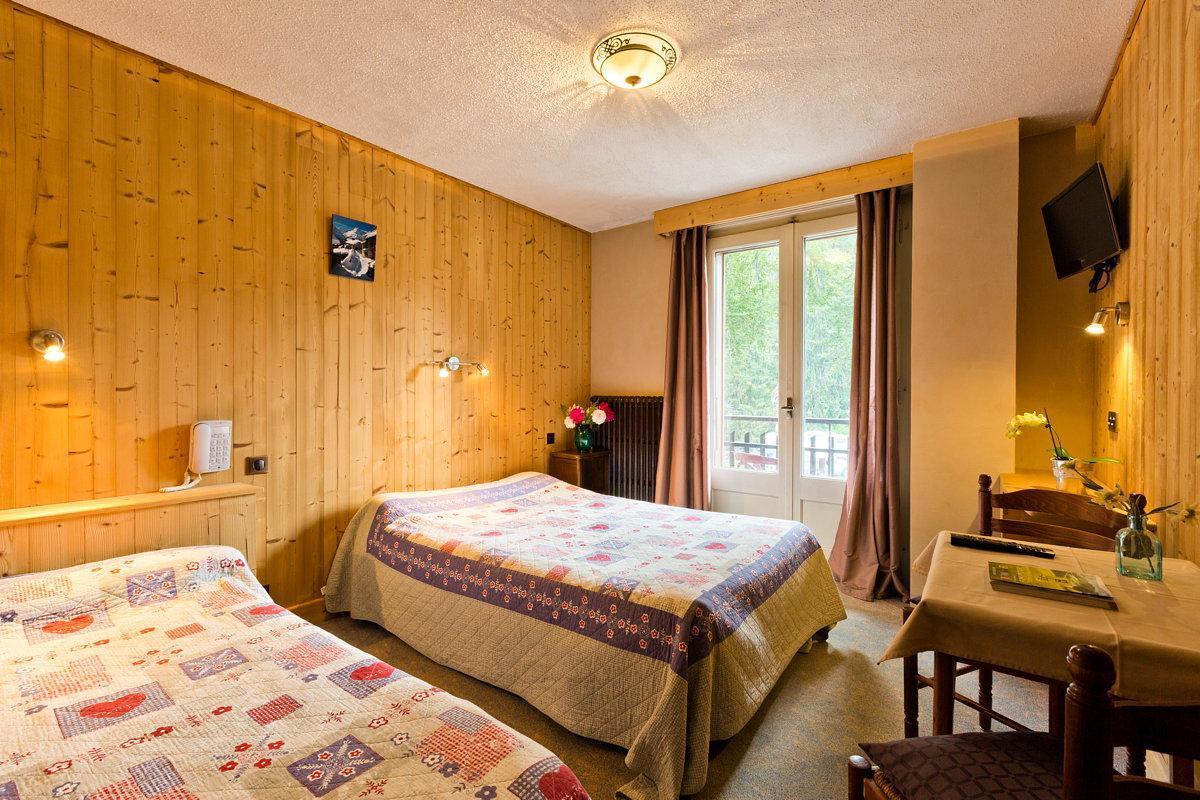 Logis Hotel Les Sapins Монрьон Экстерьер фото