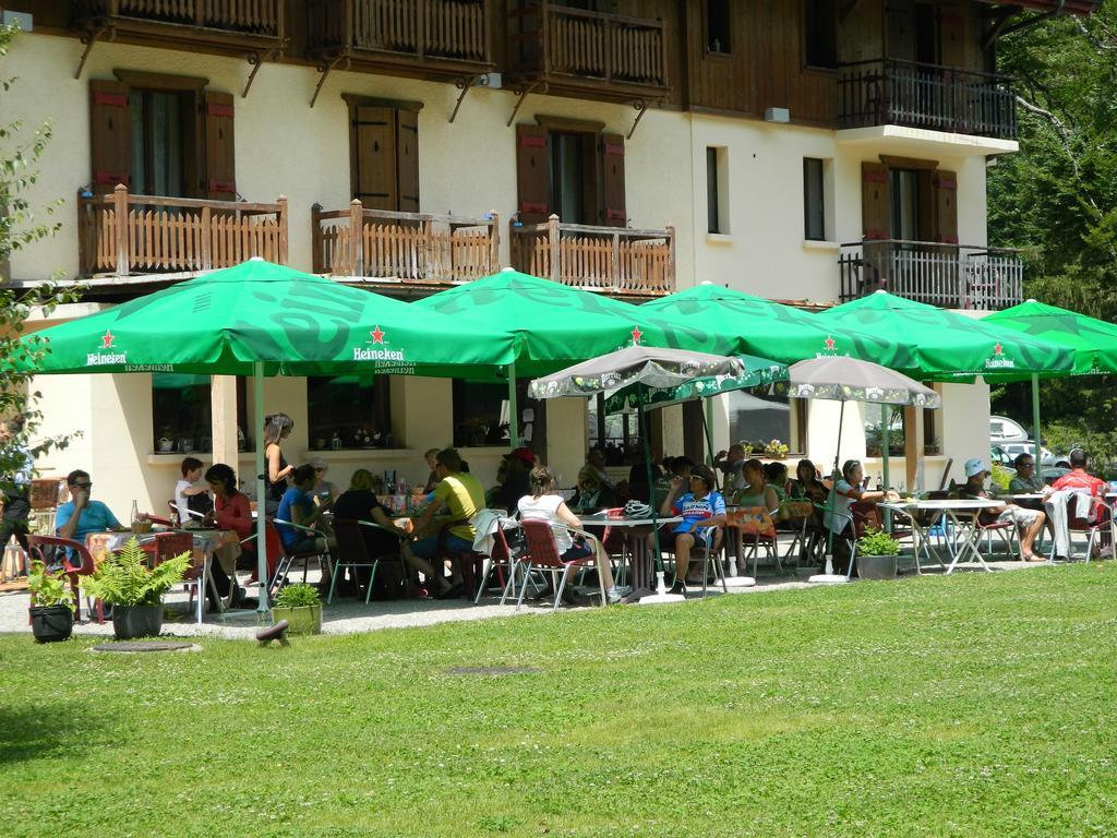 Logis Hotel Les Sapins Монрьон Экстерьер фото